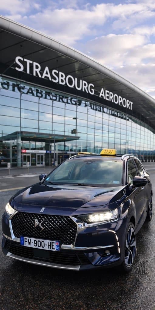 Taxi Taximg67 devant l’aéroport de Strasbourg-Entzheim